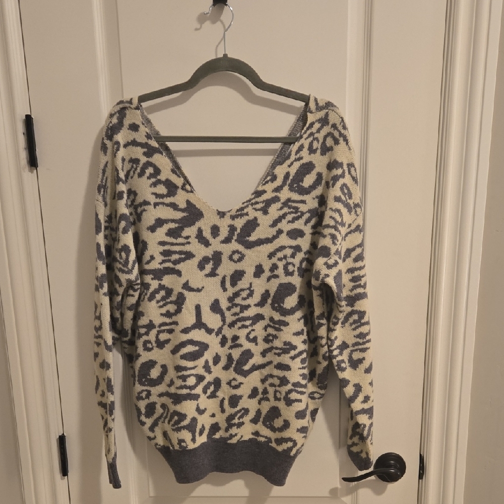 Chic V-Neck Leopard Sweater